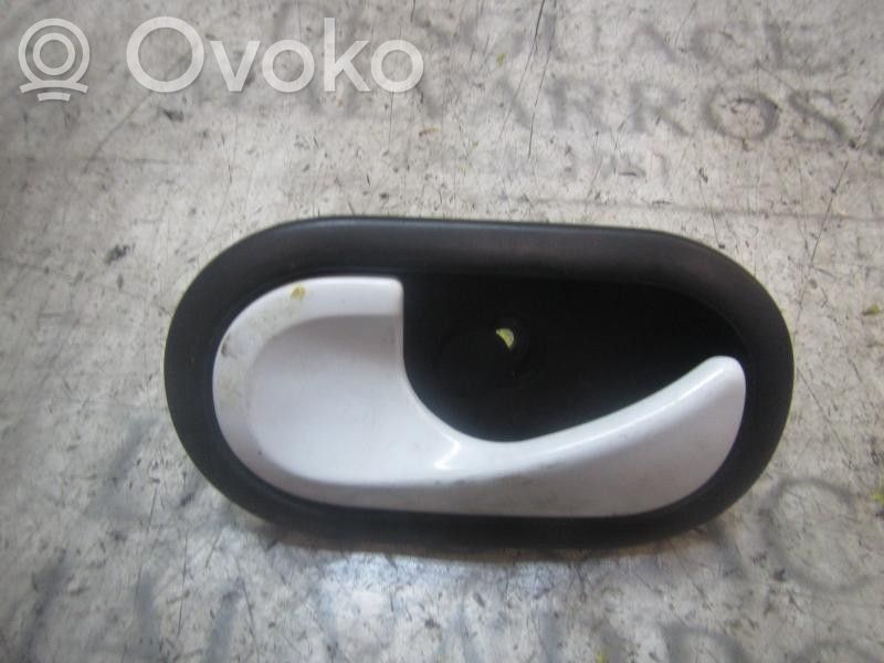 Renault Clio III Manecilla interna puerta trasera 