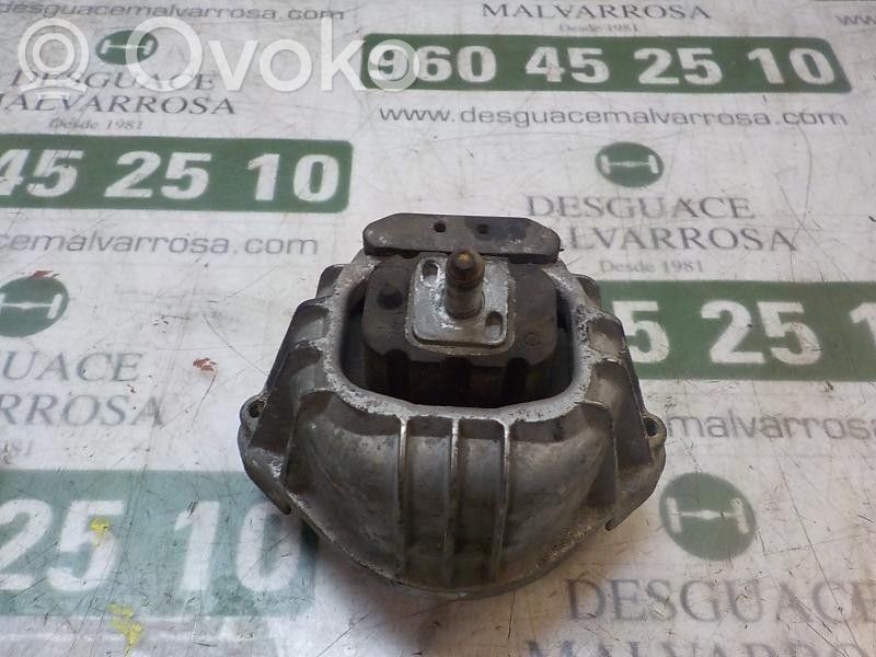 Soporte de montaje del motor   22116768800