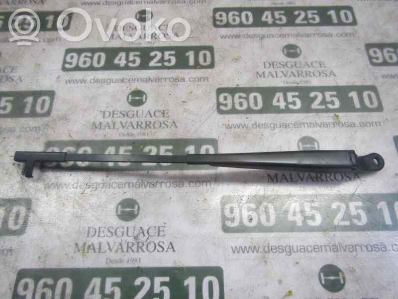 Brazo del limpiaparabrisas delantero   7701057638