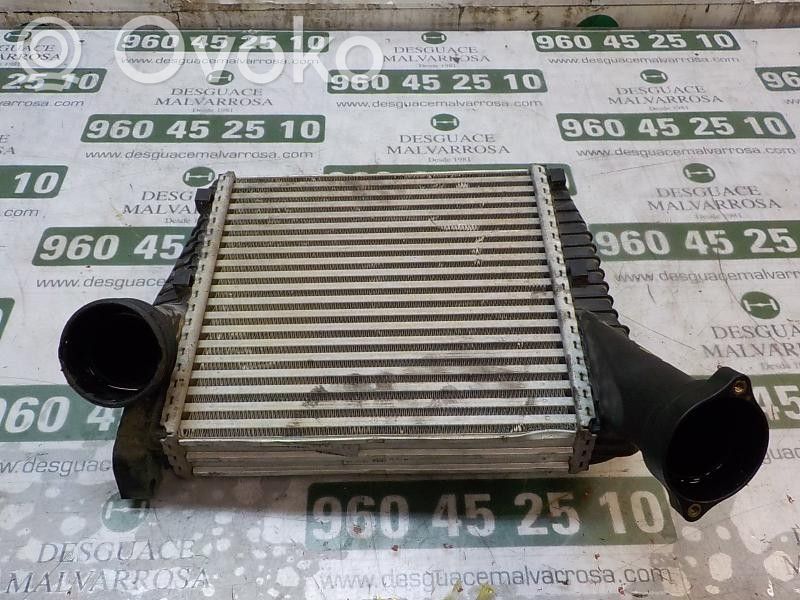Volkswagen Touareg I Chłodnica powietrza doładowującego / Intercooler 