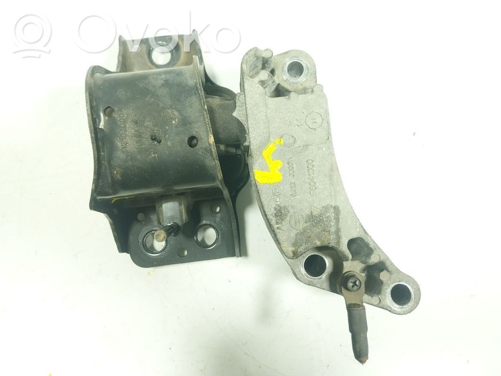 Nissan Qashqai Engine mount bracket 