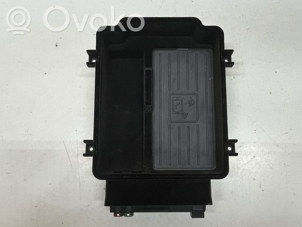 Audi Q8 Glove box 