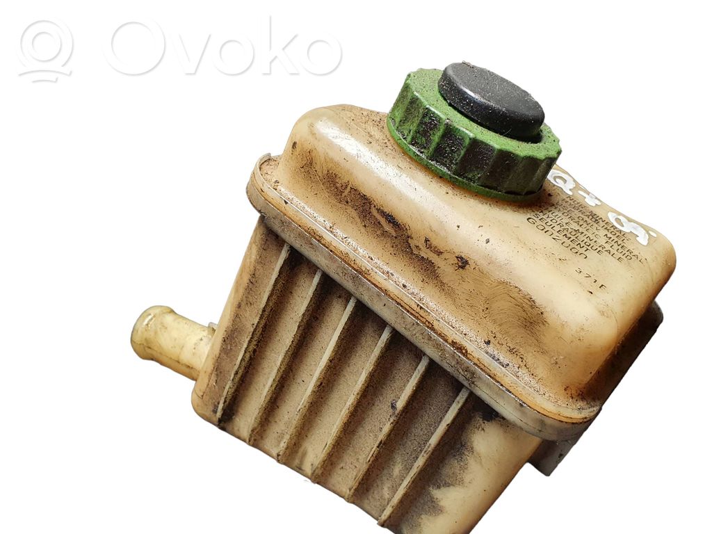 Ohjaustehostimen nestesäiliö   7L6422371E