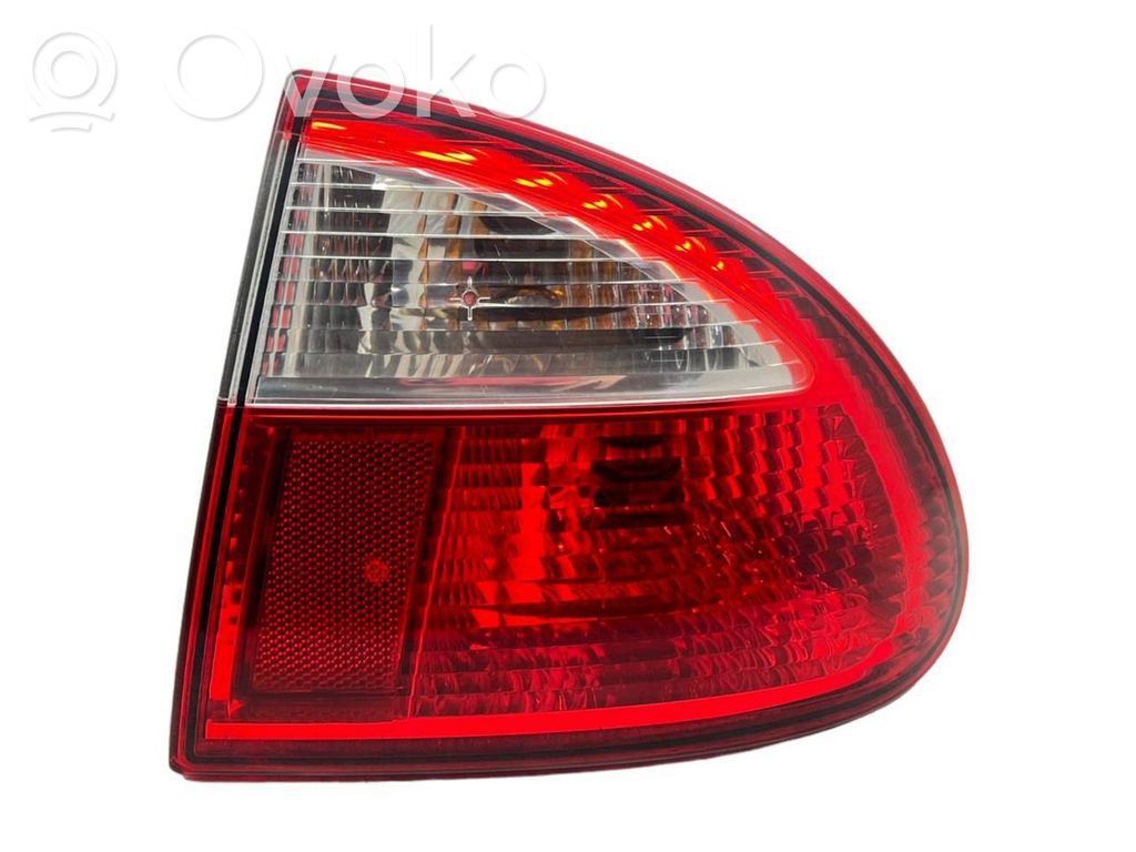 Seat Leon (1P) Aizmugurējais lukturis virsbūvē 