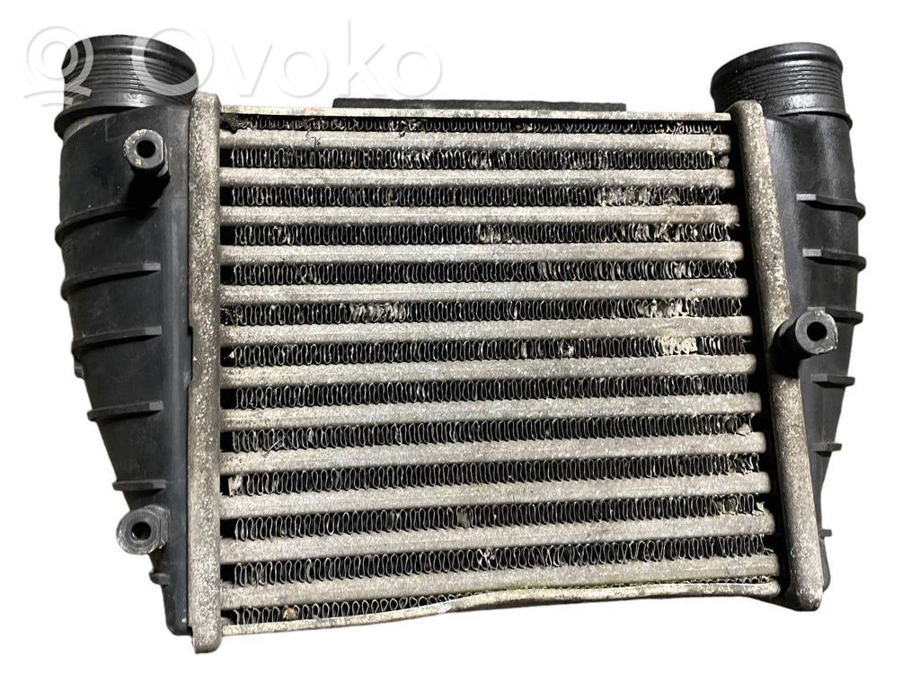 Audi A4 S4 B7 8E 8H Interkūlerio radiatorius 