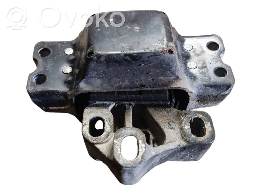 Volkswagen Tiguan Engine mount bracket 