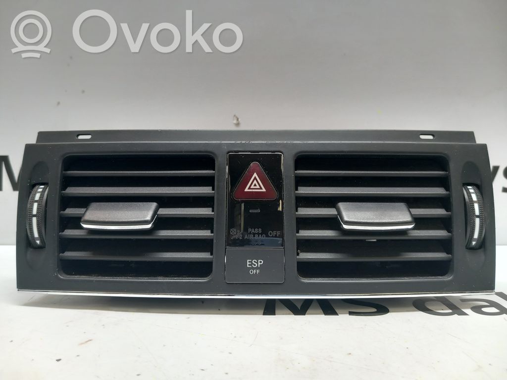 Mercedes-Benz C W204 Dysze / Kratki środkowego nawiewu deski rozdzielczej 