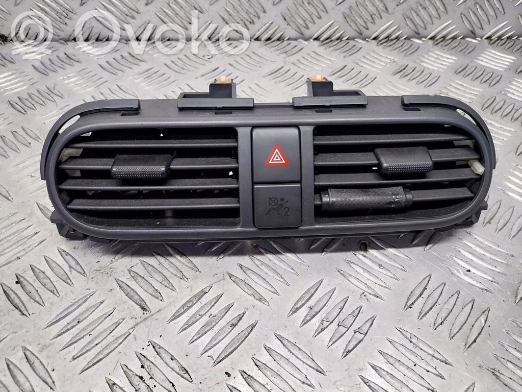 Rejilla de ventilación trasera   7384151K0