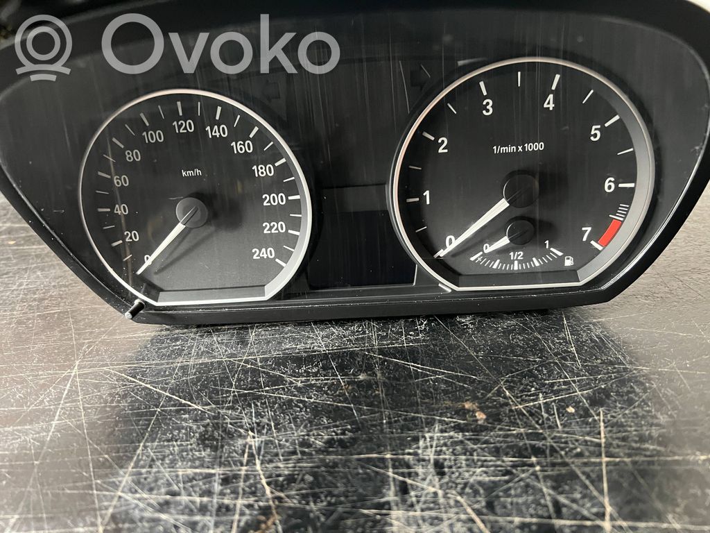 Geschwindigkeitsmesser Cockpit   9166813,1024932,9283793