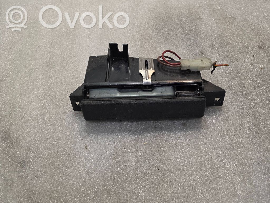 BMW 5 E34 Peleninė panelėje 