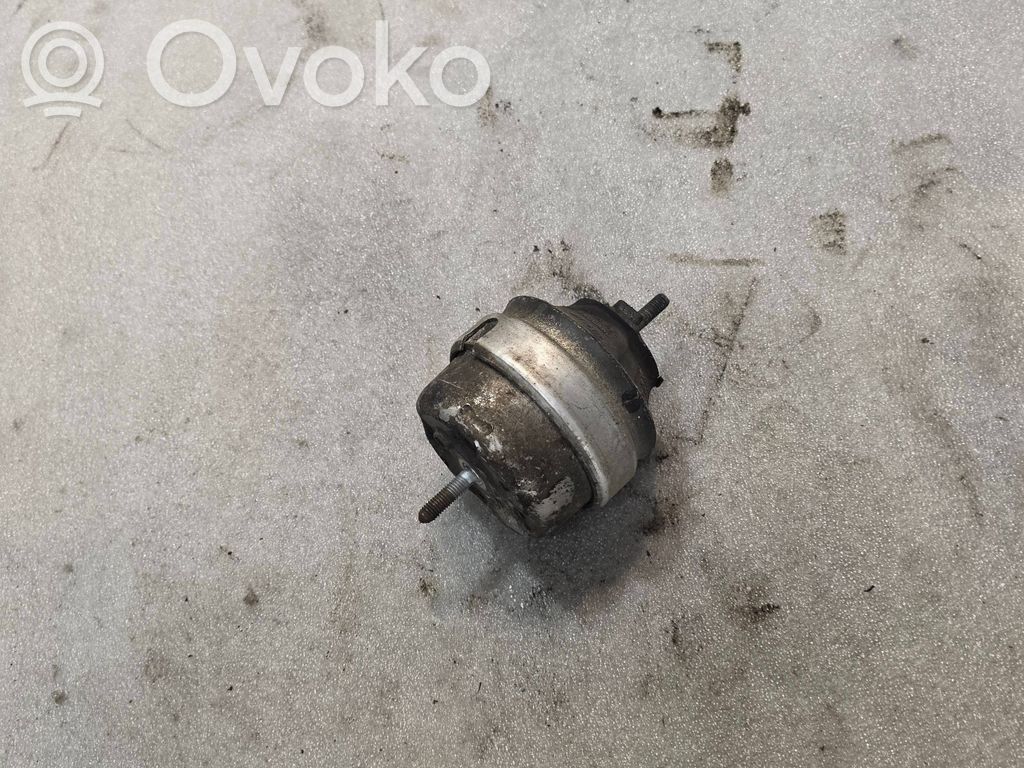Volkswagen PASSAT B5 Engine mount bracket 