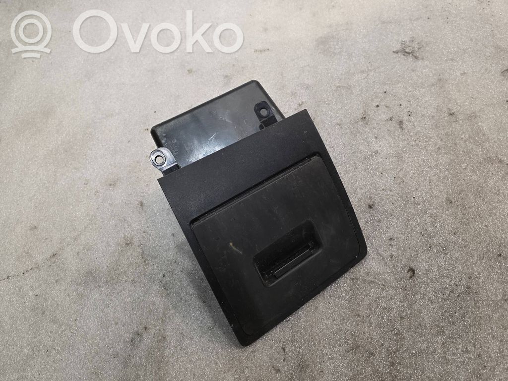 BMW 5 E60 E61 Mantu nodalījums 
