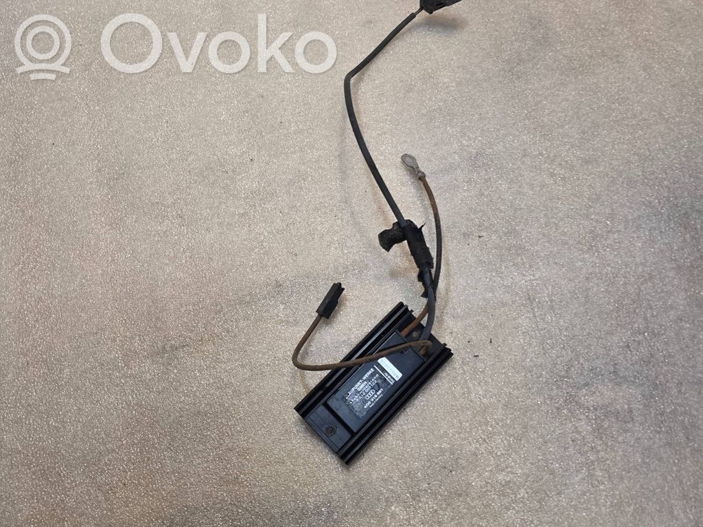 Audi A8 S8 D2 4D Aerial antenna amplifier 