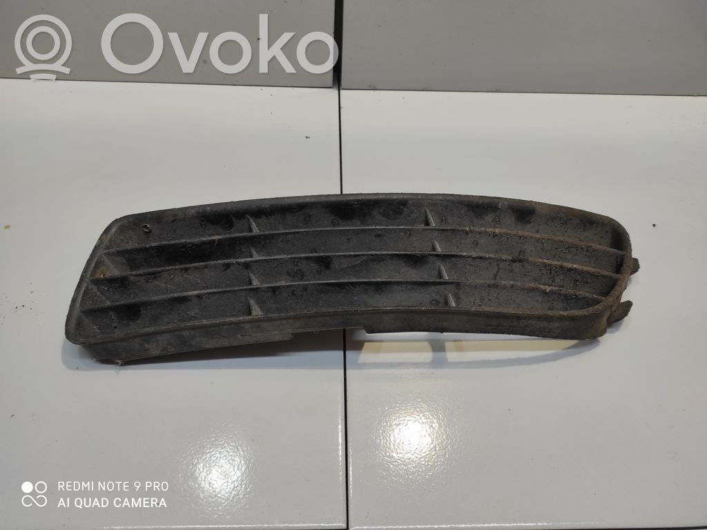 Audi A4 S4 B5 8D Etupuskurin alempi jäähdytinsäleikkö 