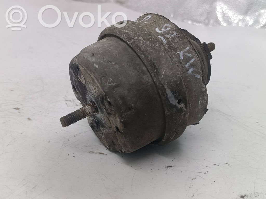 Audi A4 S4 B5 8D Engine mount bracket 