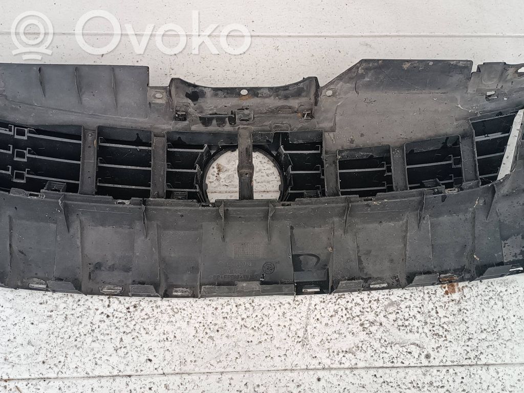 Volkswagen PASSAT B5 Rejilla superior del radiador del parachoques delantero 