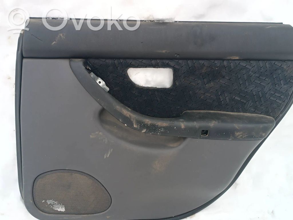 Subaru Legacy Moldura del tarjetero de la puerta trasera 