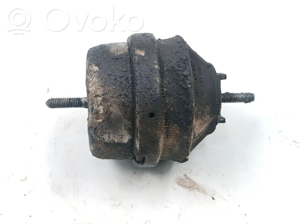 Audi A4 S4 B5 8D Engine mount bracket 
