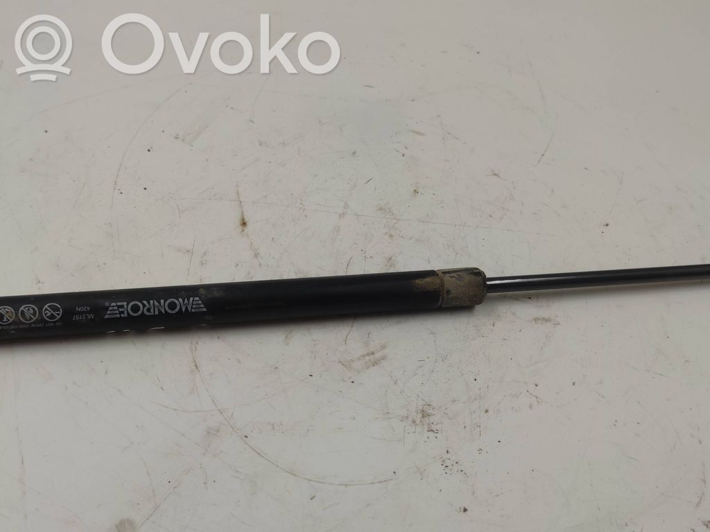 Audi A4 S4 B5 8D Tailgate/trunk strut/damper 