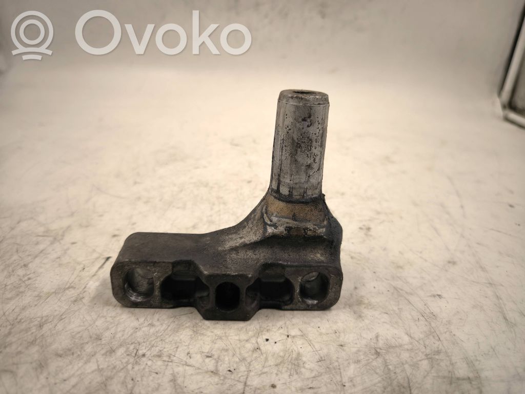 Engine mounting bracket   HM345M10