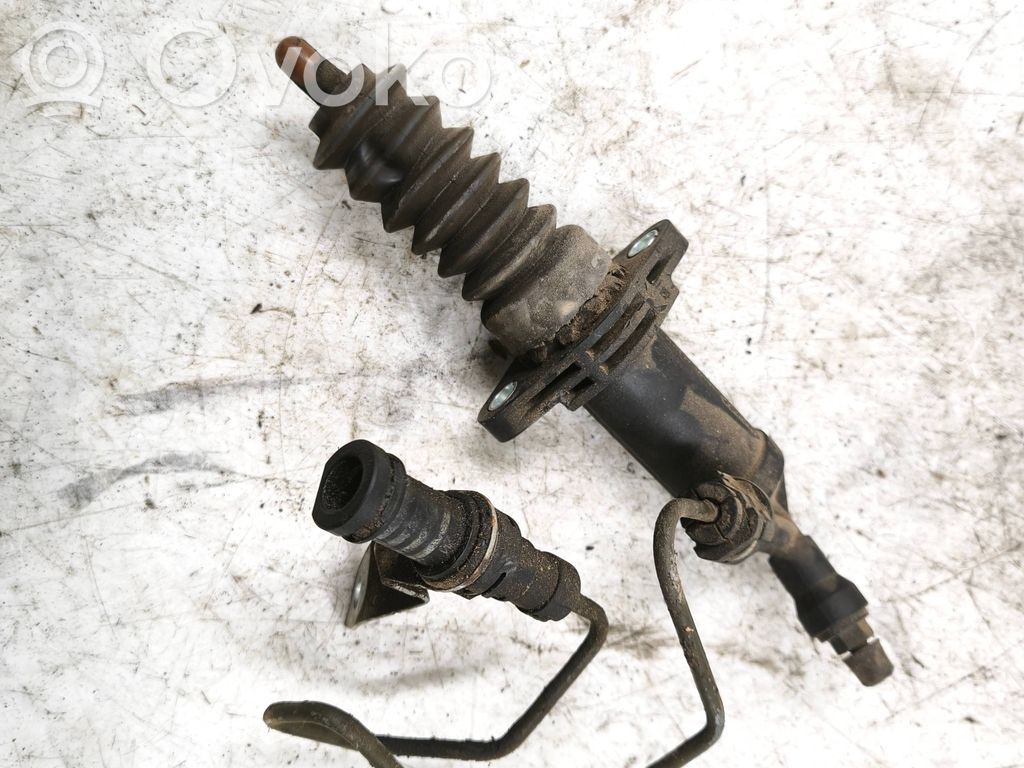 Clutch master cylinder   6775872