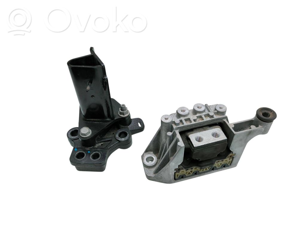 Chrysler Pacifica Engine mount bracket 