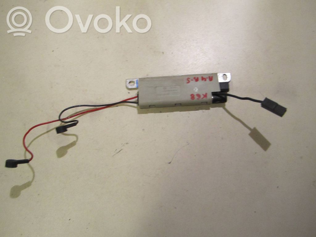 Audi A4 S4 B5 8D Pystyantennivahvistin 