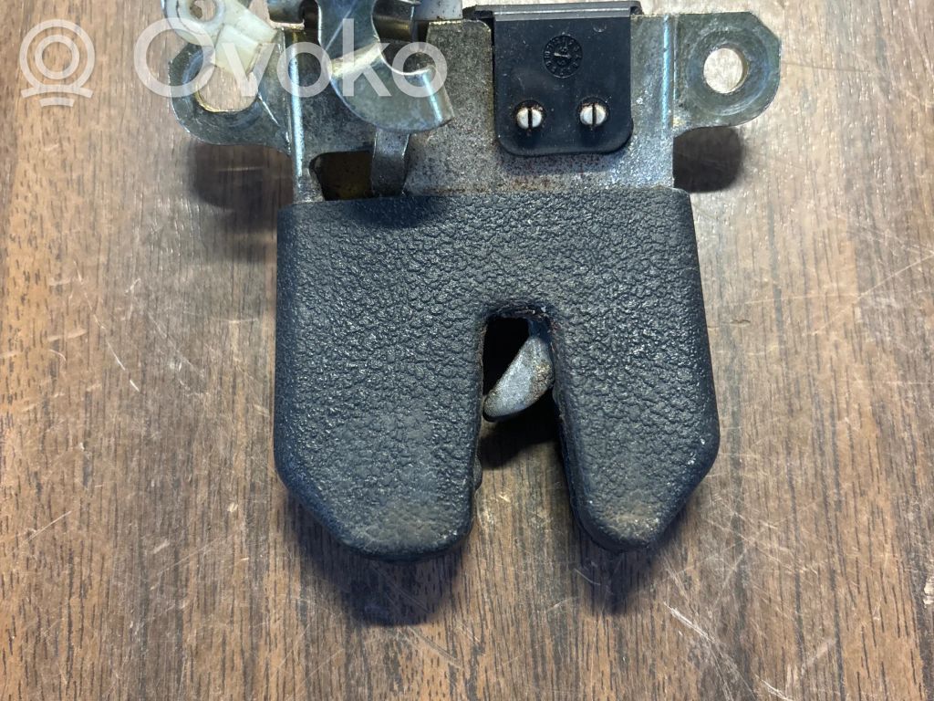 Volkswagen PASSAT B5.5 Tailgate/trunk/boot lock/catch/latch 