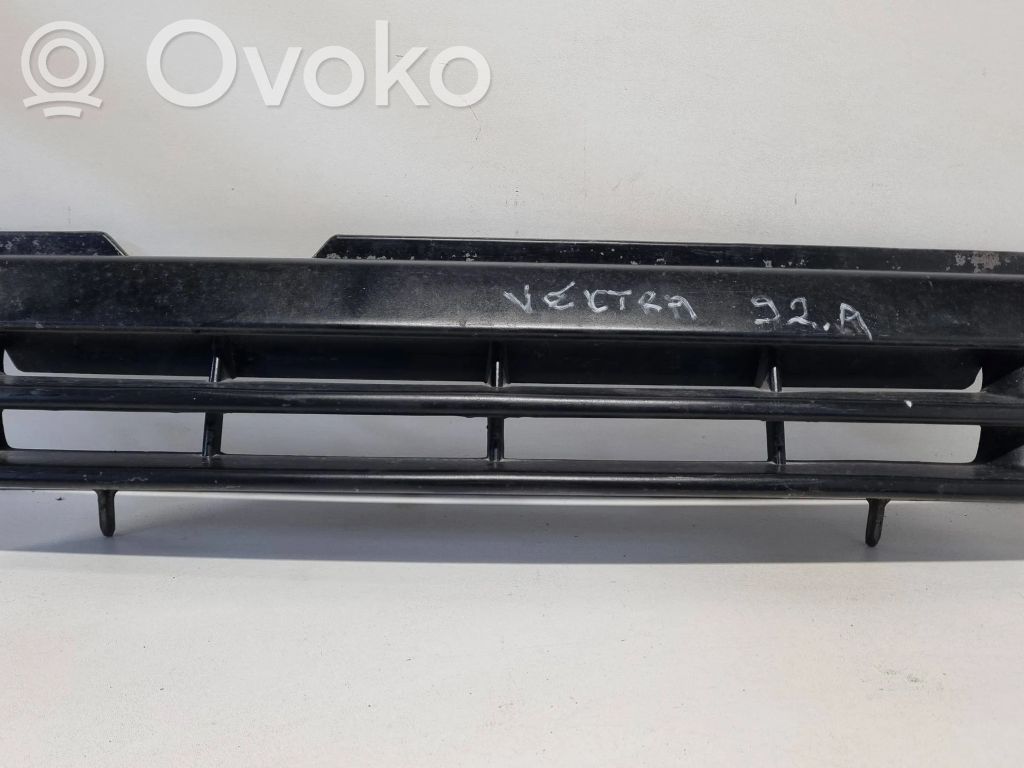 Opel Vectra A Etupuskurin ylempi jäähdytinsäleikkö 