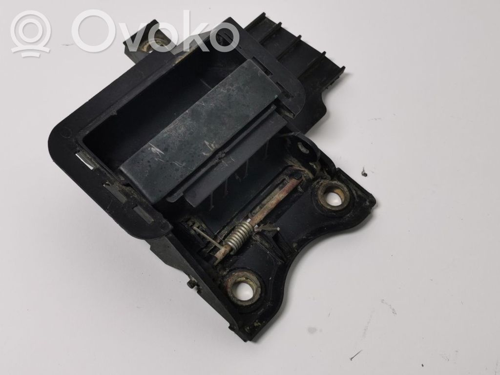 Loading door interior handle   2K0829309