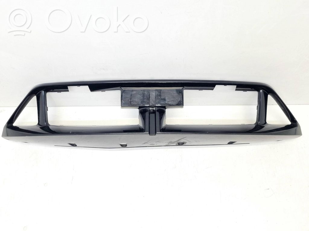 BMW 1 F70 Listwa zderzaka przedniego 