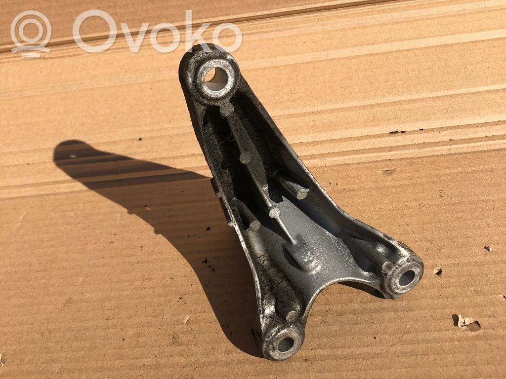 Audi RS4 B7 Engine mounting bracket 