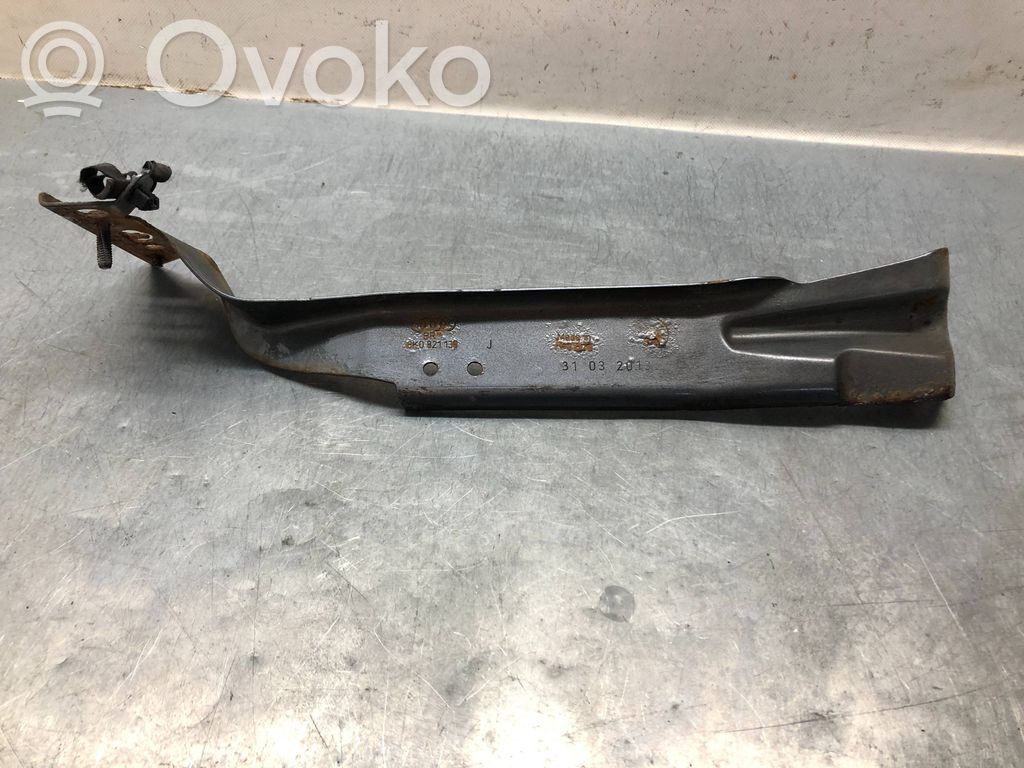 Audi A4 S4 B8 8K Uchwyt / Mocowanie błotnika przedniego 