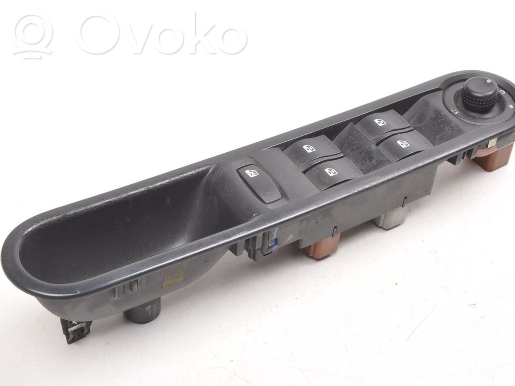 Quarter vent window switch   8200857523