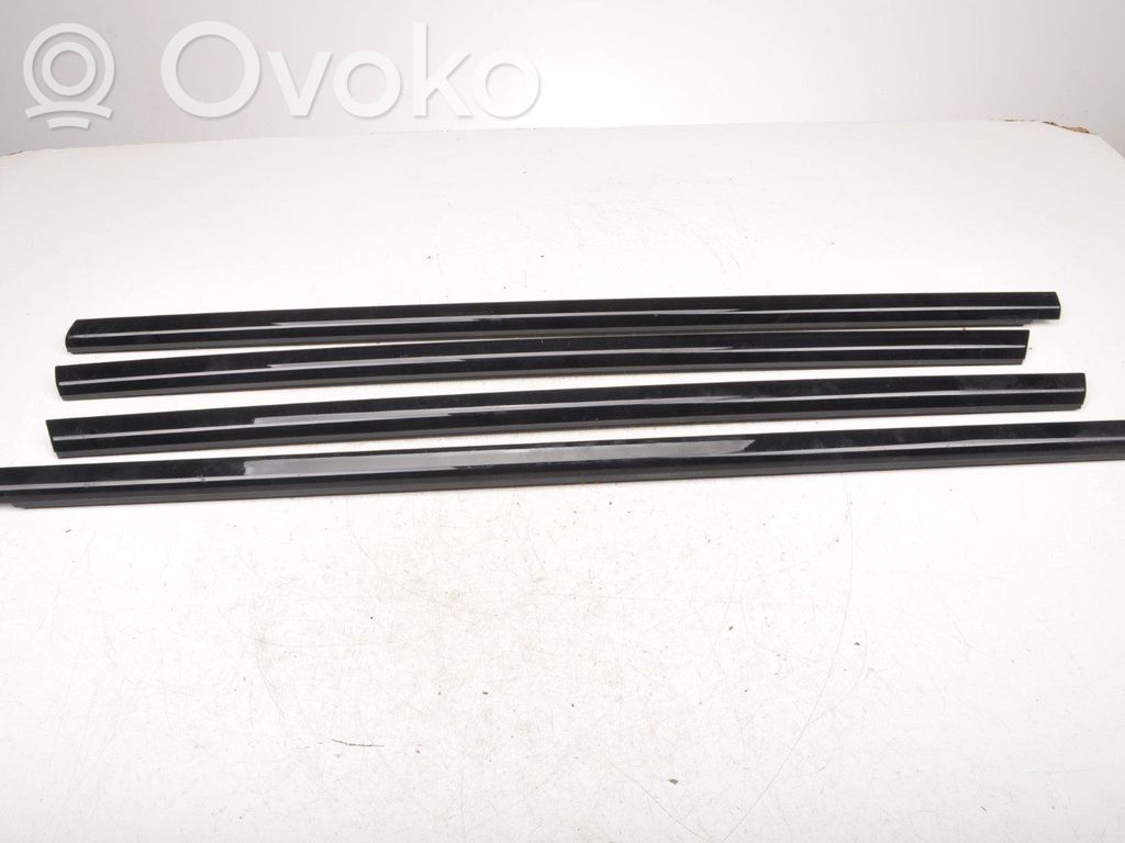 BMW 2 F44 Listwa szyby drzwi przednich 