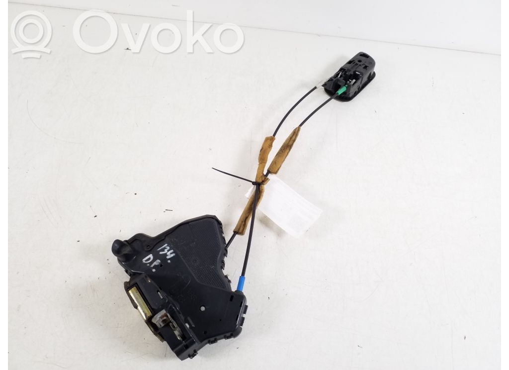 Toyota Corolla Verso AR10 Priekšpusē slēdzene 