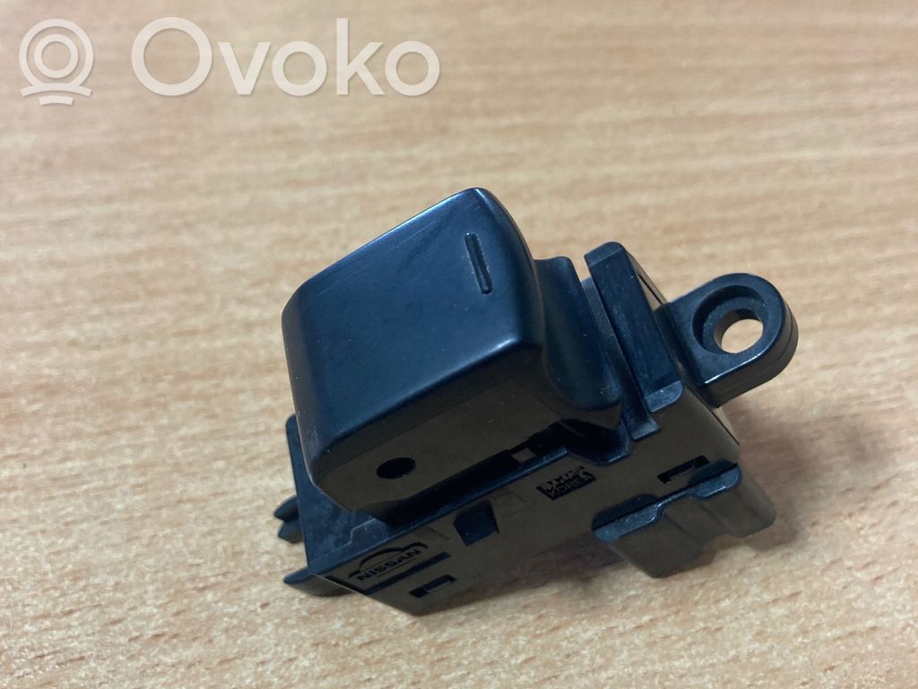 Nissan Note (E11) Electric window control switch 