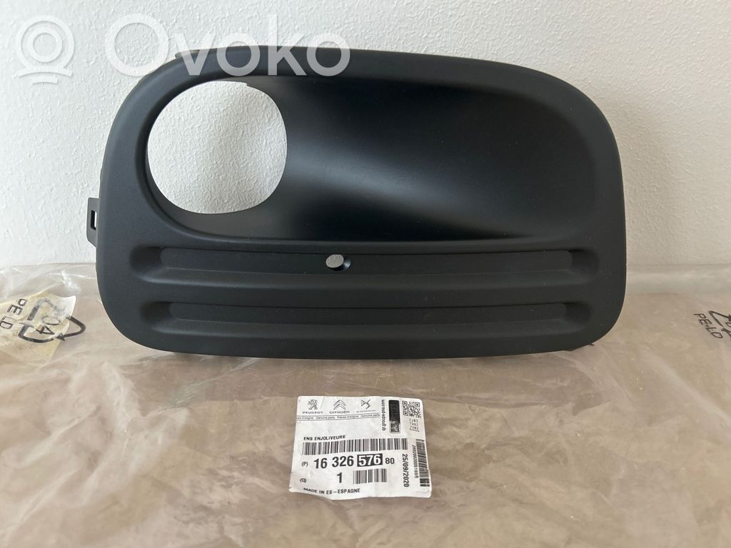 Daewoo Leganza Front fog light trim/grill 