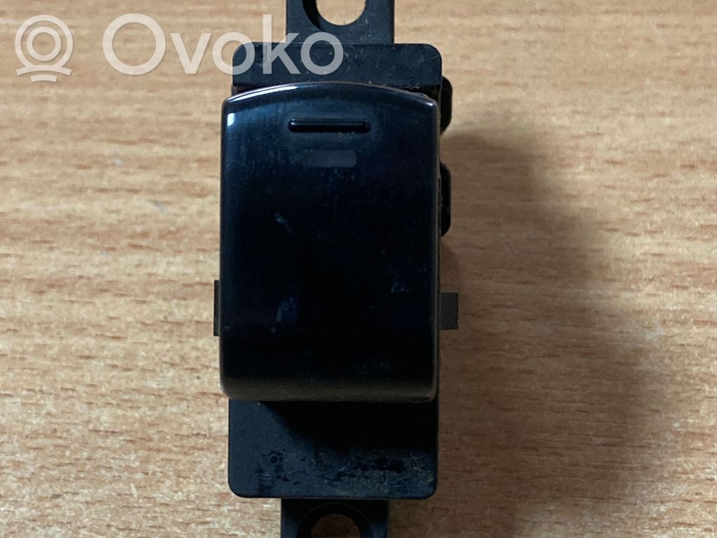 Nissan Note (E11) Electric window control switch 