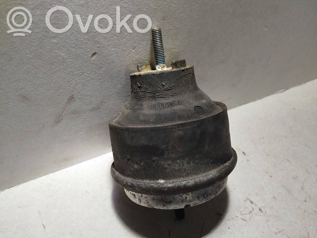 Volkswagen PASSAT B5 Engine mount bracket 