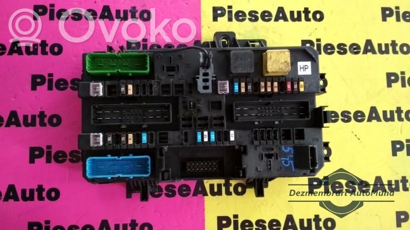 Opel Zafira B Fuse module 