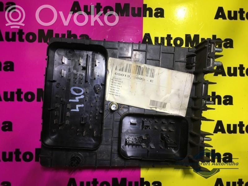 Volkswagen Caddy Ramka / Moduł bezpieczników 