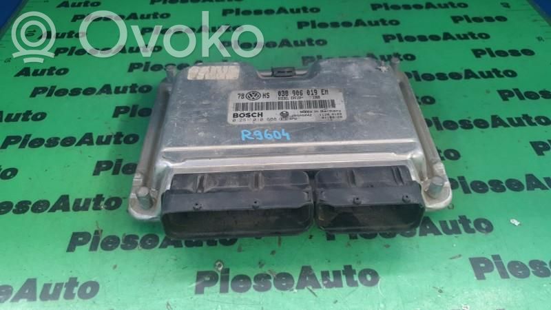 Volkswagen PASSAT B5.5 Unitate control motor/modul ECU 