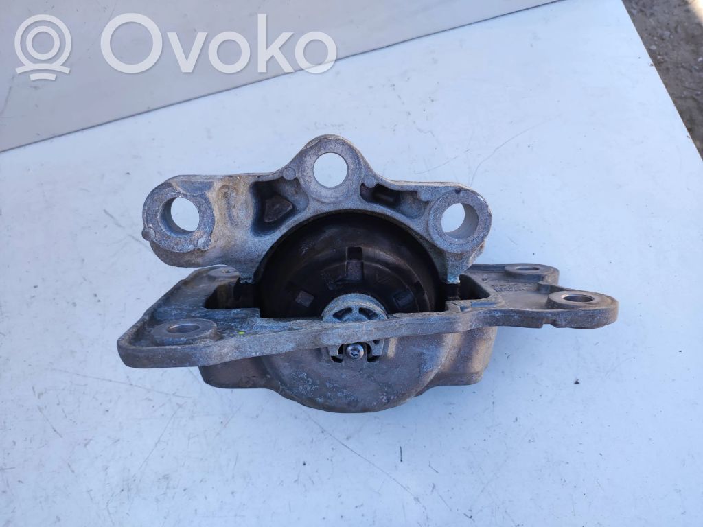 Volvo XC90 Engine mount bracket 