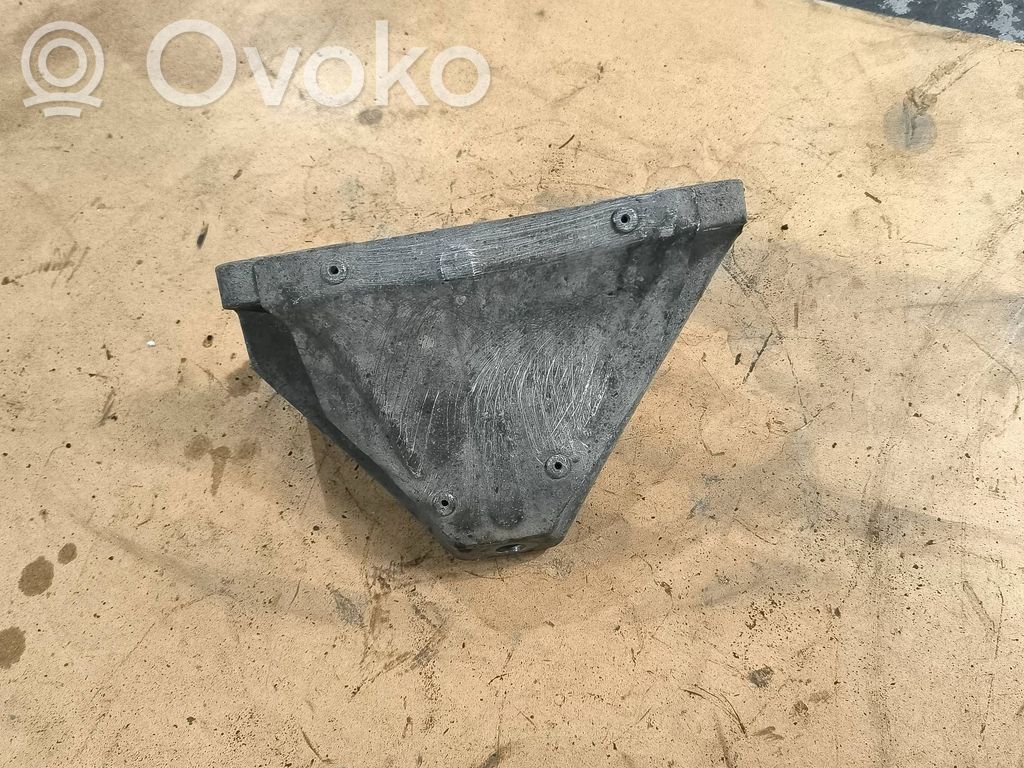 Engine mounting bracket   3992