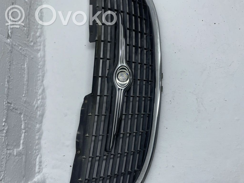 Chrysler Grand Voyager IV Grotelės viršutinės 