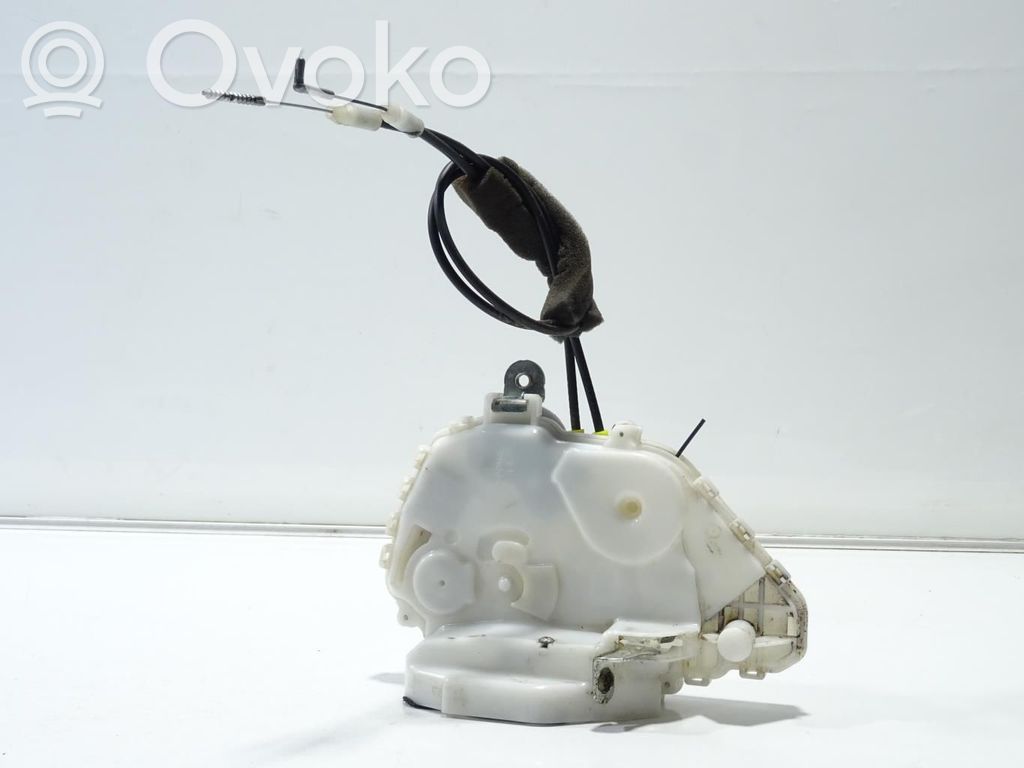 Honda CR-V Front door lock 
