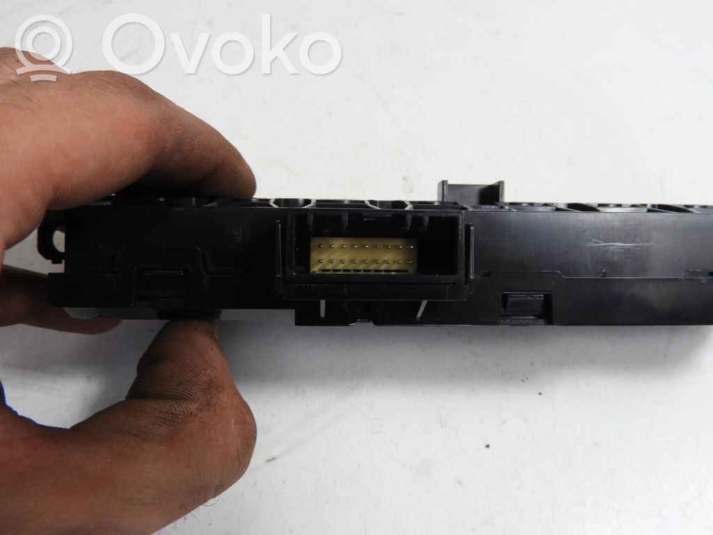 Renault Clio V Hazard light switch 