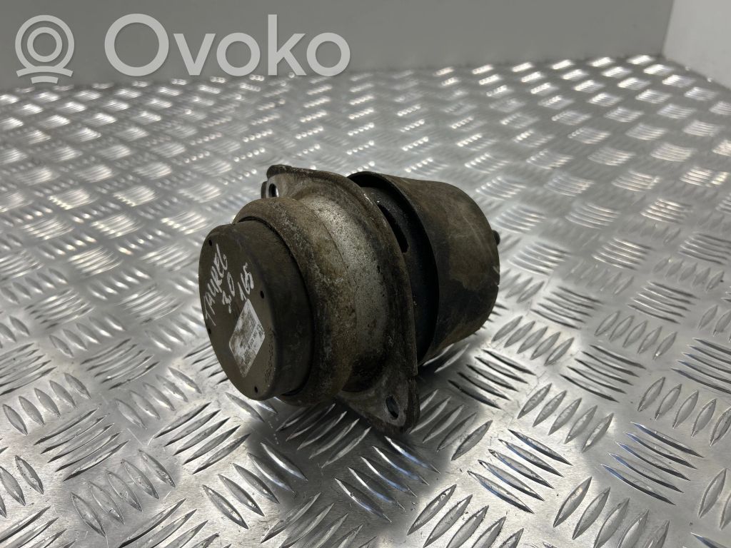 Volkswagen Touareg I Engine mount bracket 