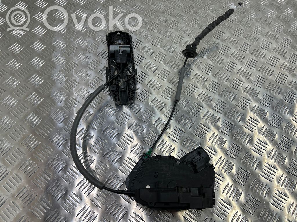 Audi Q3 F3 Priekšpusē slēdzene 